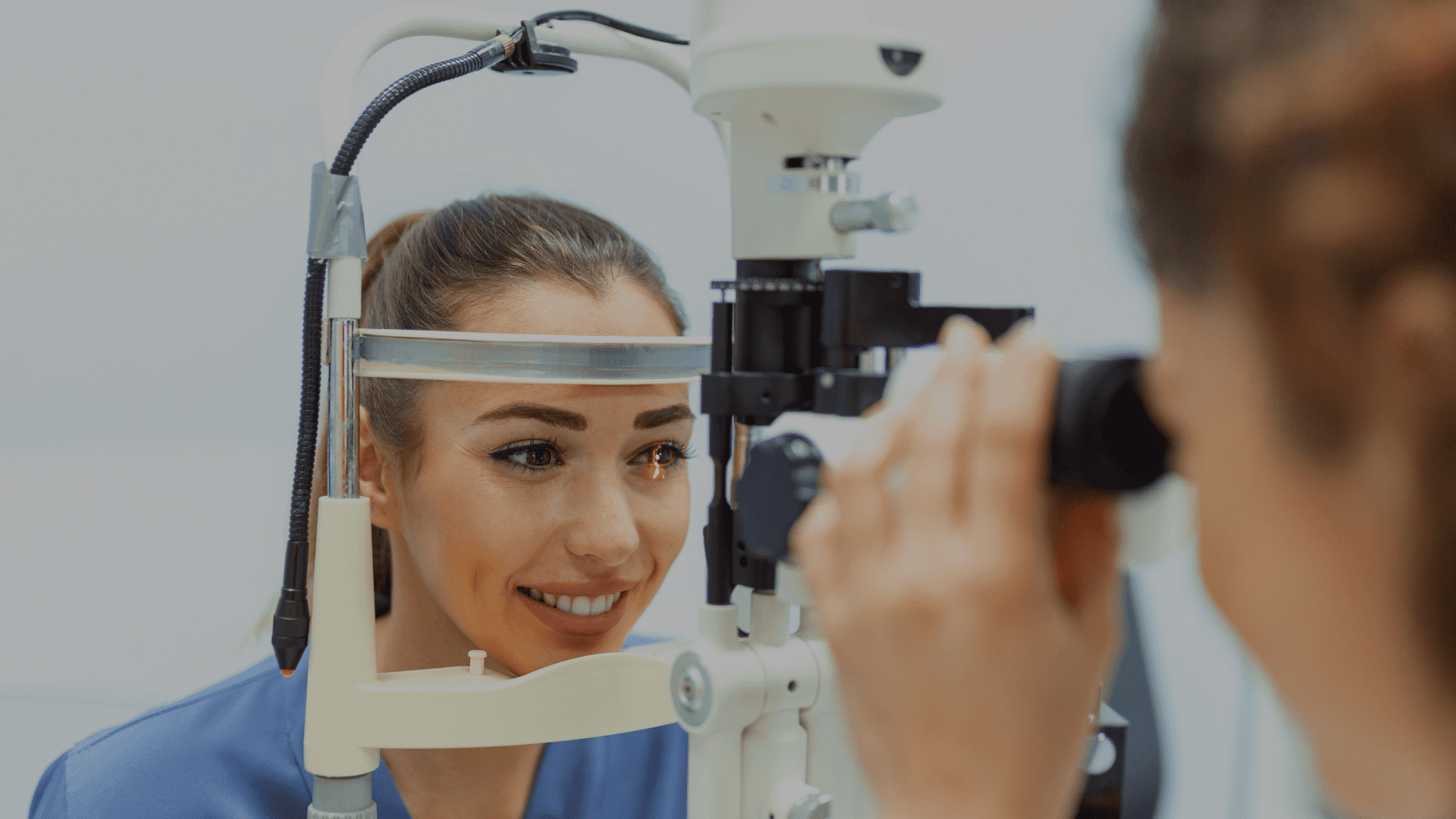 Una paciente recibe atención en una consulta oftalmológica, representando el nuevo convenio con Comfacauca que ofrece tarifas especiales para servicios de salud visual